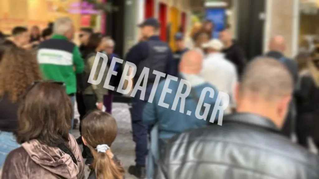 Ερμού: Επεισόδιο με καλλιτέχνη του δρόμου – Αστυνομικός προσπάθησε να τον διώξει και παρενέβη πολίτης (Βίντεο)