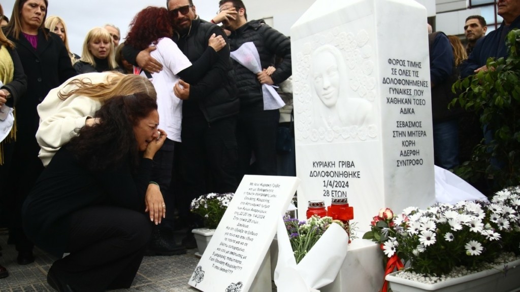 Κυριακή Γρίβα: Αποκαλύφθηκε το μνημείο στους Αγίους Αναργύρους – «Να το βλέπετε και να παίρνετε δύναμη» (pics)