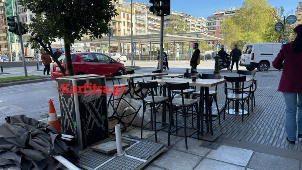 Θεσσαλονίκη: Ομπρέλες καταστήματος παρασύρθηκαν από τον αέρα και τραυμάτισαν δύο γυναίκες (pics)