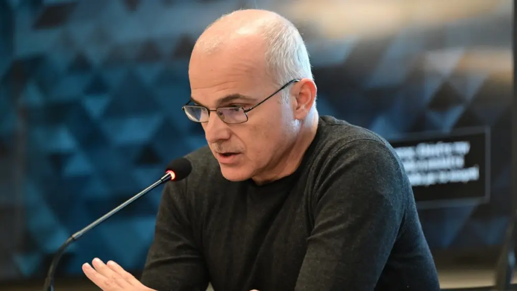 Ψαρόπουλος: “Γιατί ο αγώνας των συγγενών που έχασαν τα παιδιά τους στα Τέμπη προσωποποιείται με την κυρία Καρυστιανού;