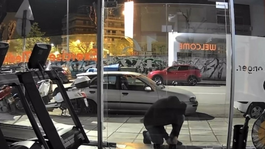 Θεσσαλονίκη: Διαρρήκτης αλά… Τομ Κρουζ μπήκε μπουσουλώντας σε γυμναστήριο – Βίντεο Ντοκουμέντο