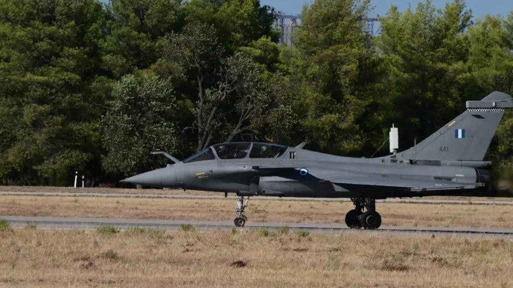 Άραξος: Αναγκαστική προσγείωση αεροσκάφους σε χωράφι – Σώοι οι δύο επιβαίνοντες