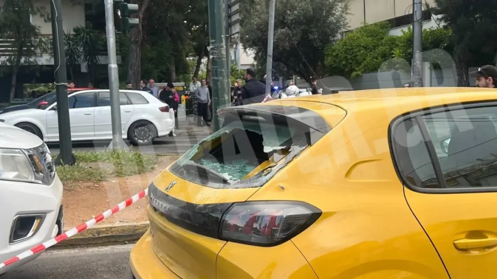 Δολοφονία στο Χαλάνδρι: Από θαύμα γλίτωσε διερχόμενη οδηγός – Σφαίρα «καρφώθηκε» στο πίσω τζάμι του αυτοκινήτου της (pics)