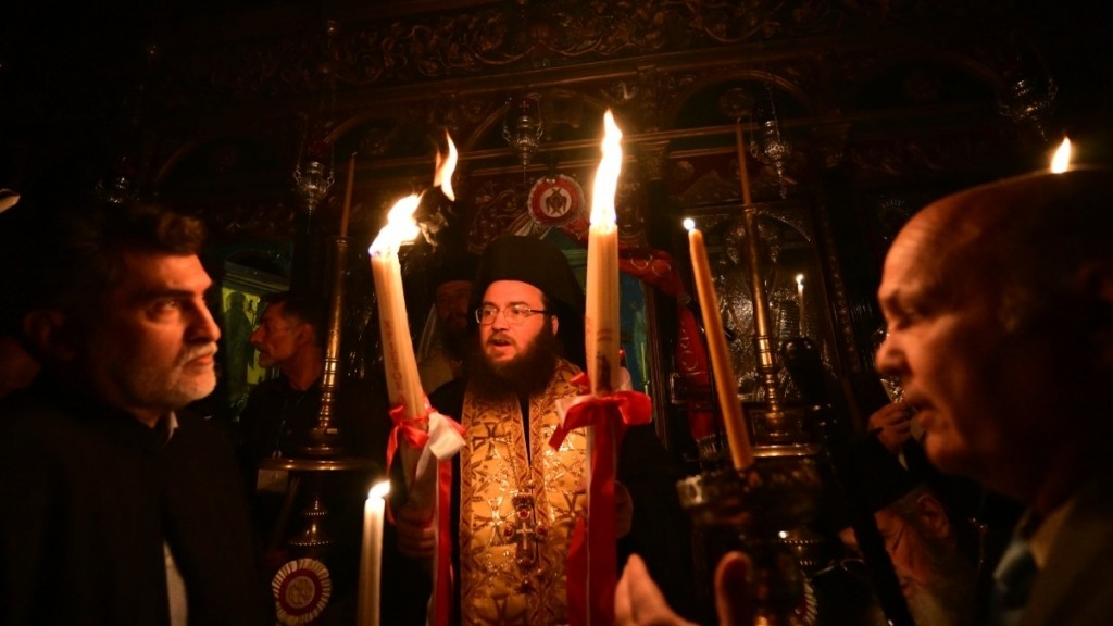 Στην Αθήνα το Άγιο Φως από τα Ιεροσόλυμα – Έφτασε στο Μετόχι του Παναγίου Τάφου (pics & vid)