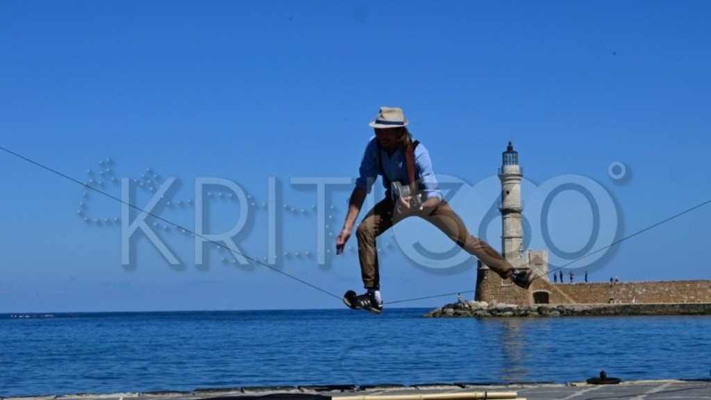 Χανιά: Ακροβάτης παίζει μουσική σε τεντωμένο σκοινί με φόντο τον φάρο – Δείτε Βίντεο