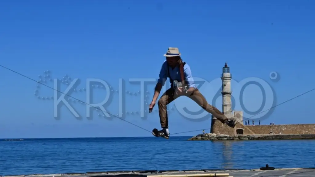Χανιά: Ακροβάτης παίζει μουσική σε τεντωμένο σκοινί με φόντο τον φάρο – Δείτε Βίντεο