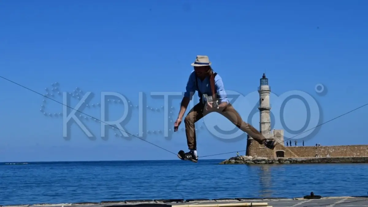 Χανιά: Ακροβάτης παίζει μουσική σε τεντωμένο σκοινί με φόντο τον φάρο – Δείτε Βίντεο