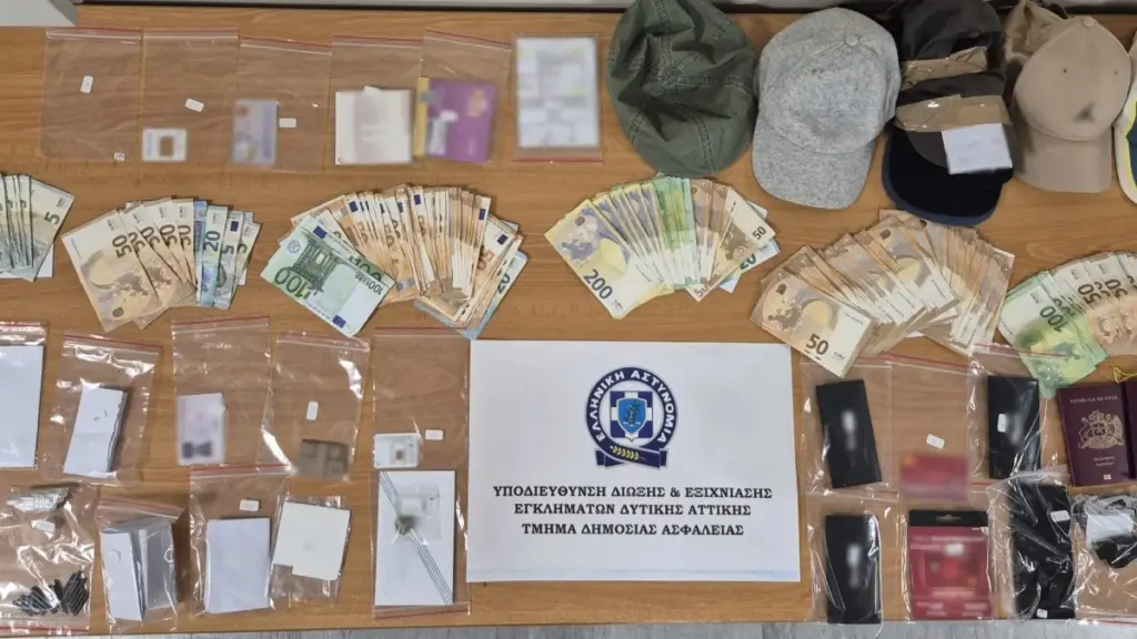 Ασπρόπυργος: Καρέ καρέ η δράση σπείρας που έκλεβε τσάντες από σταθμευμένα οχήματα (Βίντεο)