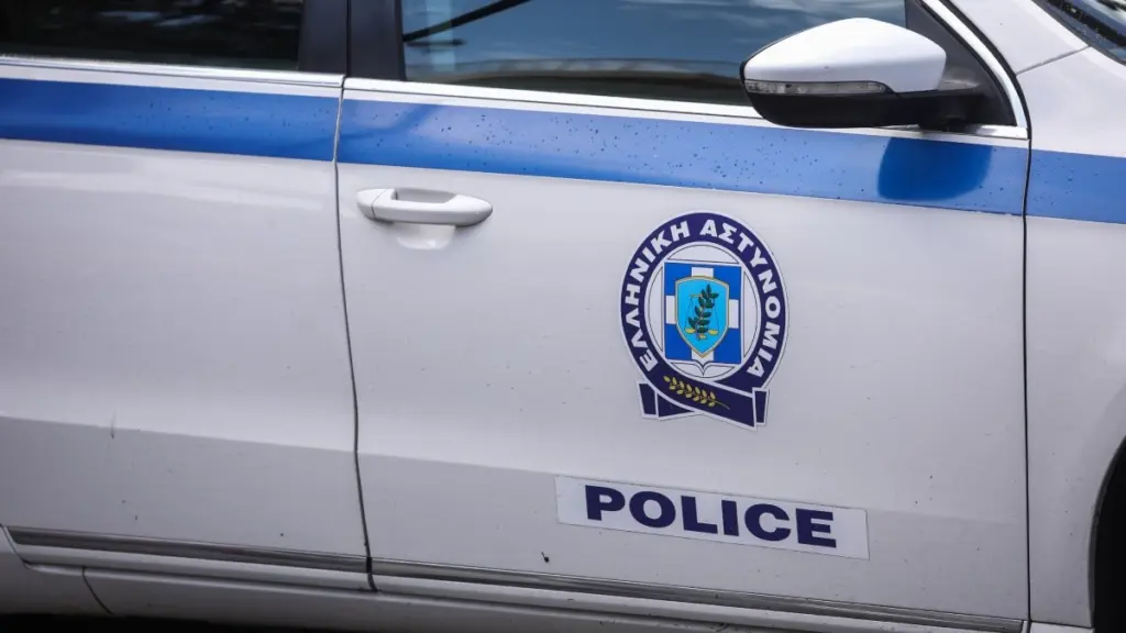 Χαλκίδα: Τρεις συλλήψεις για διακίνηση ναρκωτικών και παραβάσεις αρχαιοτήτων και όπλων (Εικόνες)