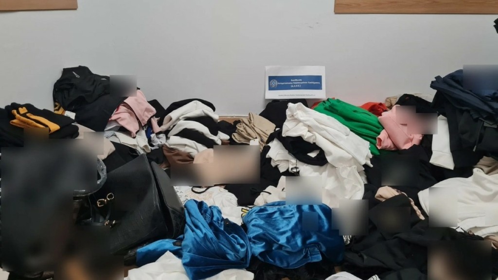 Αττική: Εντοπίστηκε κατάστημα που πωλούσε μαϊμού προϊόντα – Μία σύλληψη