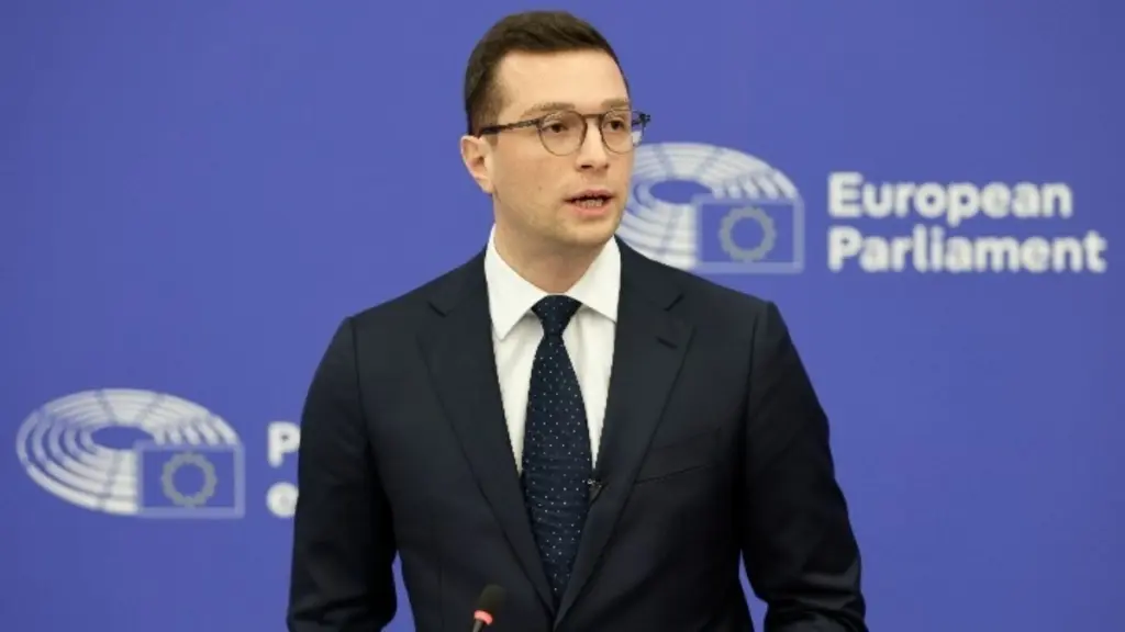 Γαλλία: Επίθεση κατά του Μπαρντελά με αυγά και αλεύρι σε περιοδεία για προώθηση του βιβλίου του (Βίντεο)
