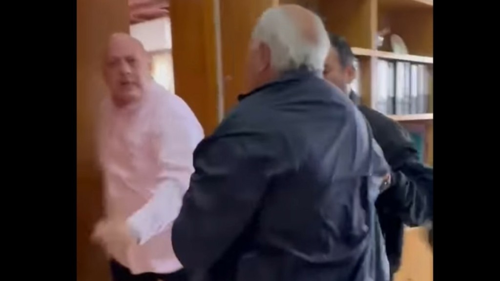 Απίστευτες σκηνές στο δημαρχείο Βόλου: Ο Μπέος έβγαλε σηκωτό δημοτικό σύμβουλο από συνέντευξη Τύπου (βίντεο)