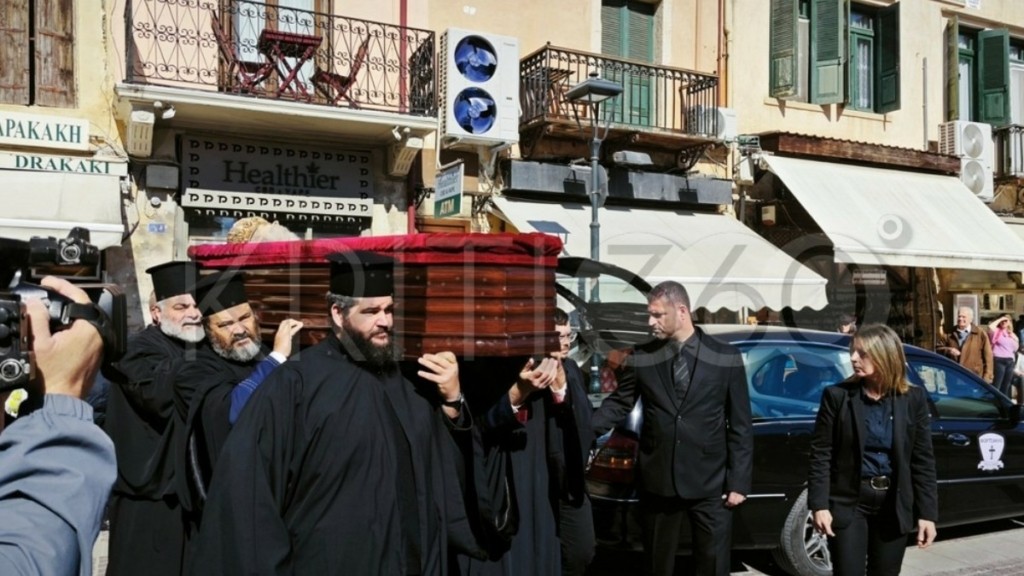 Χανιά: Σε κλίμα συγκίνησης το λαϊκό προσκύνημα για τον Μητροπολίτη Δαμασκηνό (φωτογραφίες)
