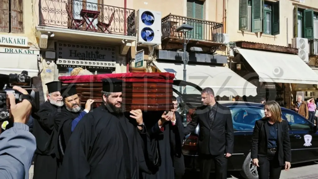 Χανιά: Σε κλίμα συγκίνησης το λαϊκό προσκύνημα για τον Μητροπολίτη Δαμασκηνό (φωτογραφίες)