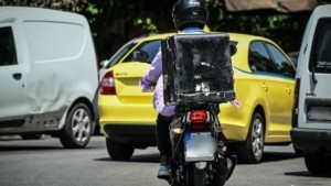Παλαιό Φάληρο: Διανομέας ξυλοκοπήθηκε άγρια με τραπέζι και σφυρί – «Ζω από τύχη» (Βίντεο)