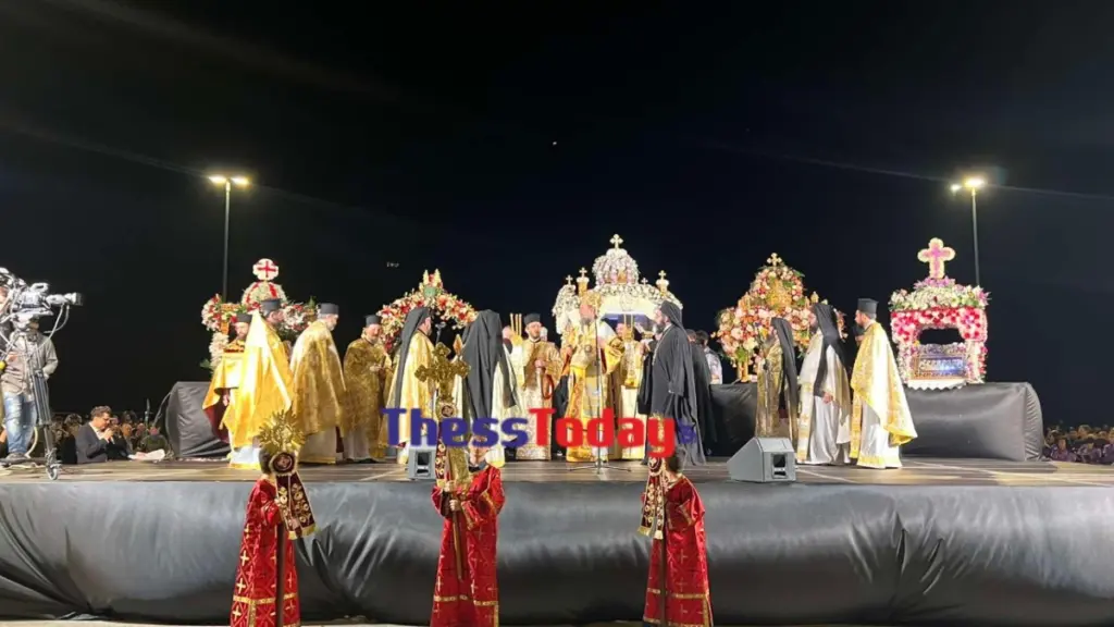 Θεσσαλονίκη: Σε κλίμα κατάνυξης η μεγάλη συνάντηση των πέντε Επιταφίων στην πλατεία Αριστοτέλους