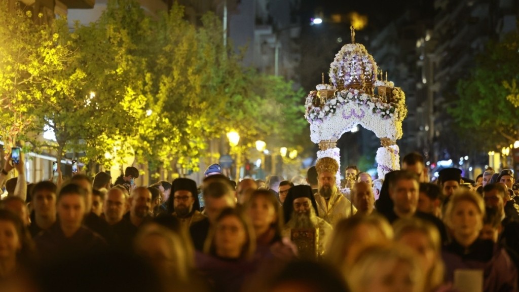 Με κατάνυξη και ευλάβεια η περιφορά του Επιταφίου σε όλη τη χώρα (Βίντεο – Φωτογραφίες)