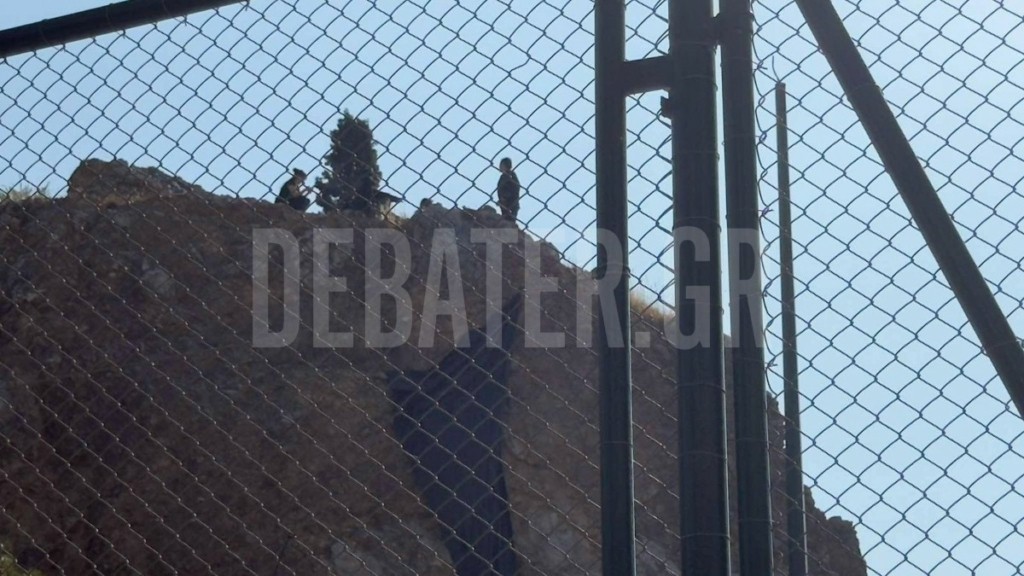 Εξάρχεια: Αστυνομική επιχείρηση στον «Εξωστρεφή» – Έξι προσαγωγές (βίντεο+φωτογραφίες)