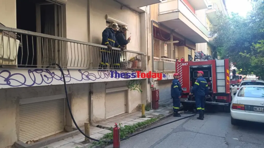 Φωτιά σε διαμέρισμα στην Θεσσαλονίκη – Απεγκλωβίστηκε ένας ηλικιωμένος (Βίντεο)