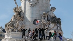 Γαλλία: Σφοδρές αντιδράσεις για το μνημόνιο Μπαϊρού – Απειλές για πρόταση μομφής από την Λεπέν