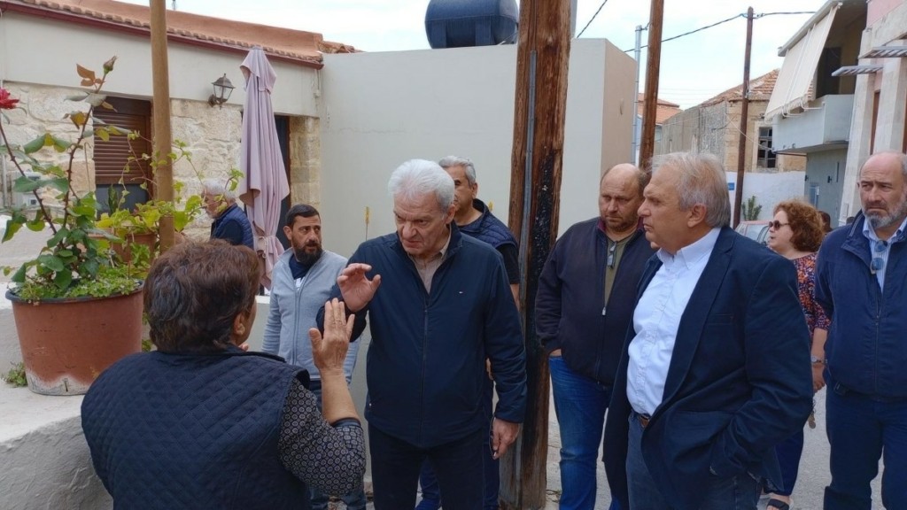 Στις Βούτες Ηρακλείου μεταβαίνει ο Ευθύμιος Λέκκας μετά τις ρωγμές σε δρόμους και σπίτια
