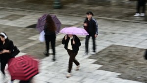 Καιρός: Συννεφιά και βροχές αύριο – Παγετός σε βόρειες περιοχές