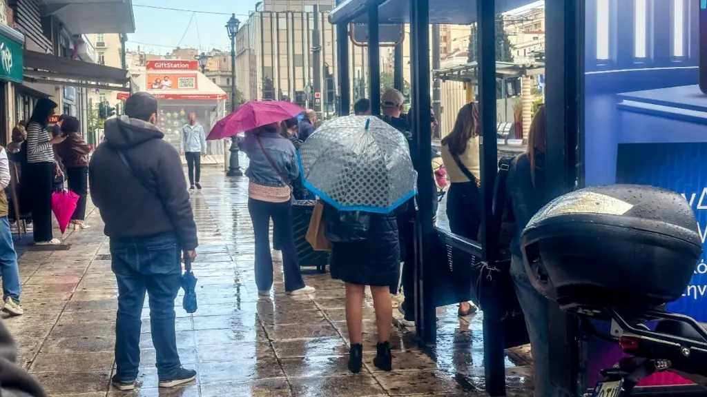 Κυριακή με βροχές και καταιγίδες – Πότε θα υποχωρήσουν τα φαινόμενα