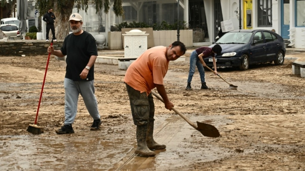 Κακοκαιρία: «Πνίγηκαν» στα λασπόνερα Πάρος, Μύκονος και Χανιά – Τεράστιες καταστροφές και μεγάλα ύψη βροχής (pics & vid)