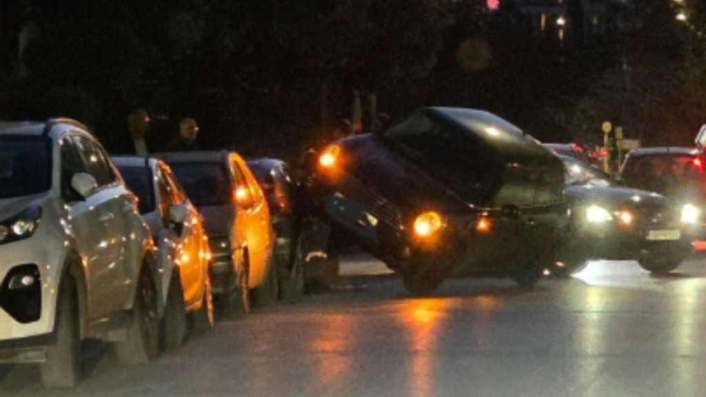 Κηφισιά: Οδηγός σκαρφάλωσε με το αυτοκίνητο της σε παρκαρισμένο όχημα έξω από το Ζηρίνειο (Βίντεο – Φωτογραφίες)