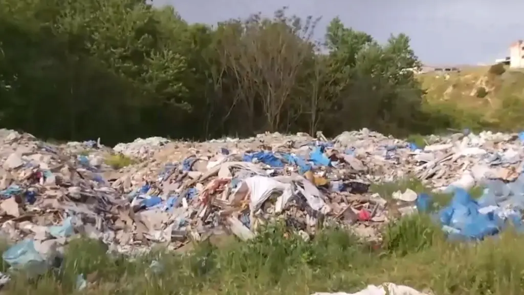 Τόνοι απορριμμάτων από το Τζάνειο καταλήγουν στον Κηφισό