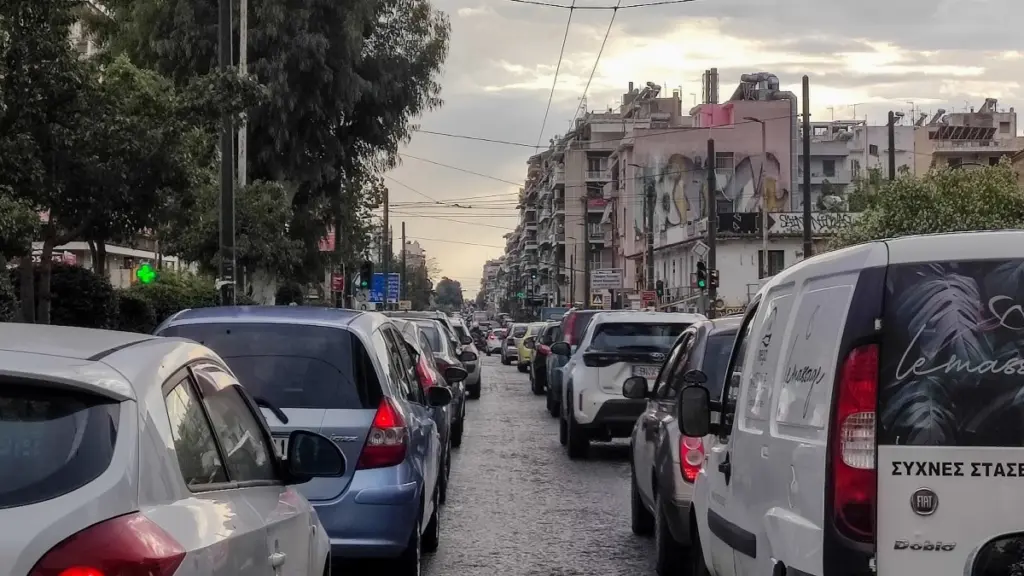 Κίνηση: Έγινε απέραντο πάρκινγκ ο Κηφισός – Ουρές χιλιομέτρων μετά από σύγκρουση οχημάτων