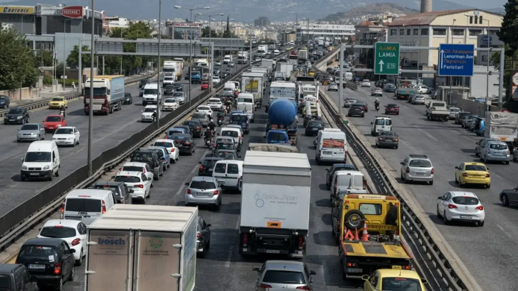 Στο “κόκκινο” ο Κηφισός λόγω σύγκρουσης ΙΧ με δίκυκλο στο ρεύμα προς Λαμία
