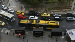 Κίνηση: Χάος στους δρόμους της Αττικής, ουρές χιλιομέτρων στον Κηφισό – Προβλήματα σε Κηφισίας και Αττική Οδό