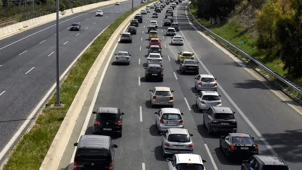 “Σημειωτόν” η επιστροφή των εκδρομέων του Πάσχα – Ουρές χιλιομέτρων στην Αθηνών-Κορίνθου