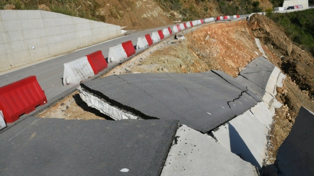 Λάρισα: Εισαγγελική έρευνα για δρόμο 15 εκατ. ευρώ που κατέρρευσε πριν παραδοθεί στο κοινό (Φωτογραφίες)