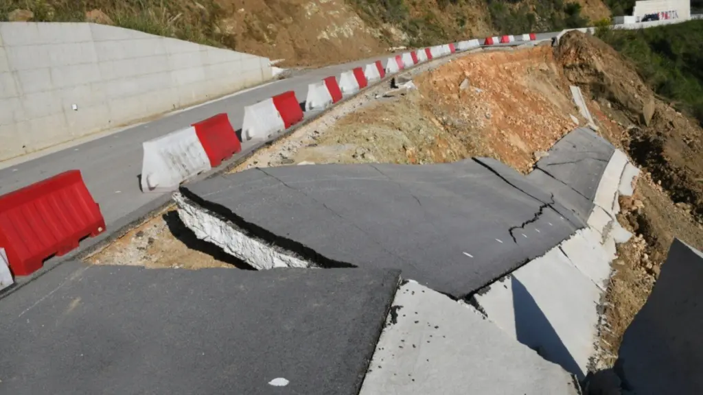Λάρισα: Εισαγγελική έρευνα για δρόμο 15 εκατ. ευρώ που κατέρρευσε πριν παραδοθεί στο κοινό (Φωτογραφίες)
