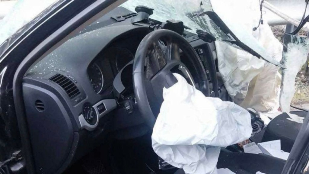 Λάρισα: Σοβαρό τροχαίο με έναν τραυματία – Πυροσβέστες έκοψαν την πόρτα του αυτοκινήτου για να τον απεγκλωβίσουν