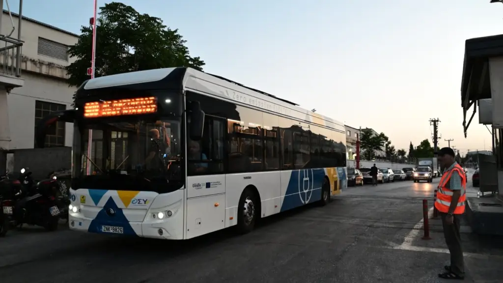 Ασπρόπυργος: Συνελήφθη 16χρονος που πετούσε πέτρες σε λεωφορεία