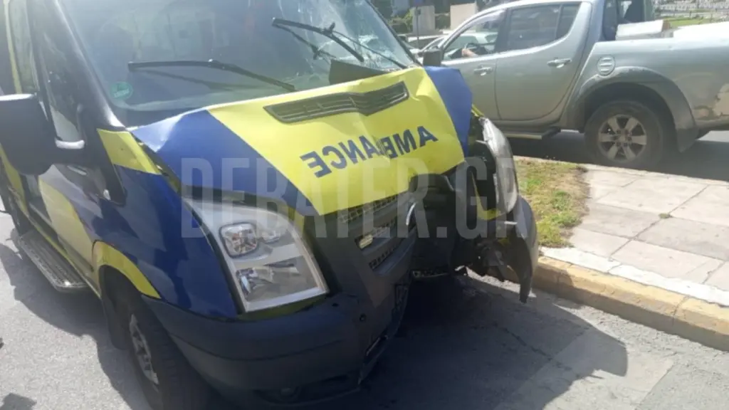 Σοβαρό τροχαίο στο κέντρο της Αθήνας: Ασθενοφόρο έπεσε σε κολώνα – 5 τραυματίες