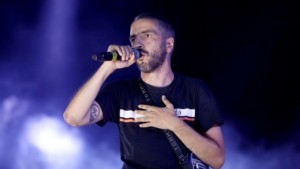 ΛΕΞ: Το φαινόμενο μιας γενιάς – Γιατί ο πιο low profile ράπερ της Ελλάδας γεμίζει στάδια