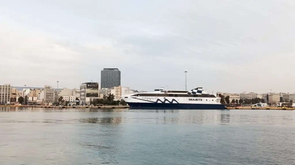 Δεμένα τα πλοία στα λιμάνια λόγω ισχυρών ανέμων – Πού ισχύει απαγορευτικό απόπλου