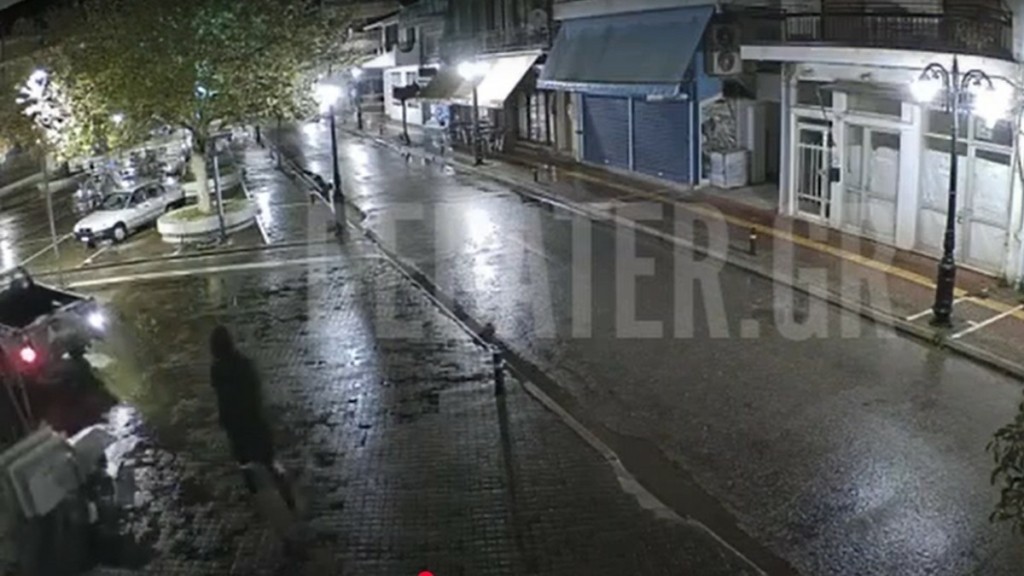 Ηλεία: Βίντεο από τη στιγμή που οι δράστες ξηλώνουν το ΑΤΜ από το σούπερ μάρκετ – Έφυγαν με λεία 37.000 ευρώ
