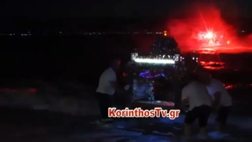 Λουτράκι: Συγκινητική κίνηση με τον Επιτάφιο να μπαίνει στη θάλασσα (Βίντεο)