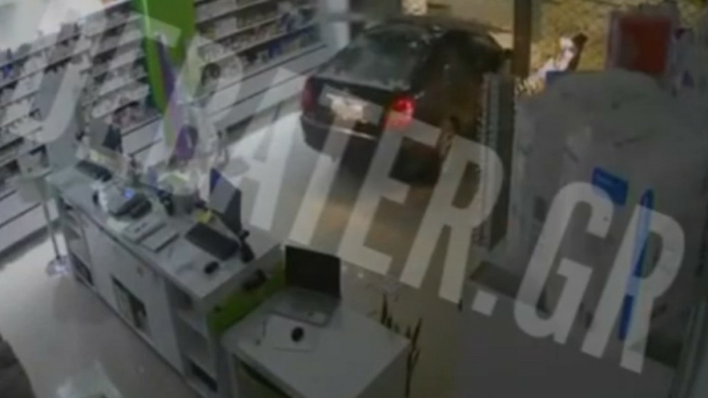 Μάνδρα: Βίντεο ντοκουμέντο από την στιγμή που οι ληστές “μπουκάρουν” με ΙΧ σε φαρμακείο
