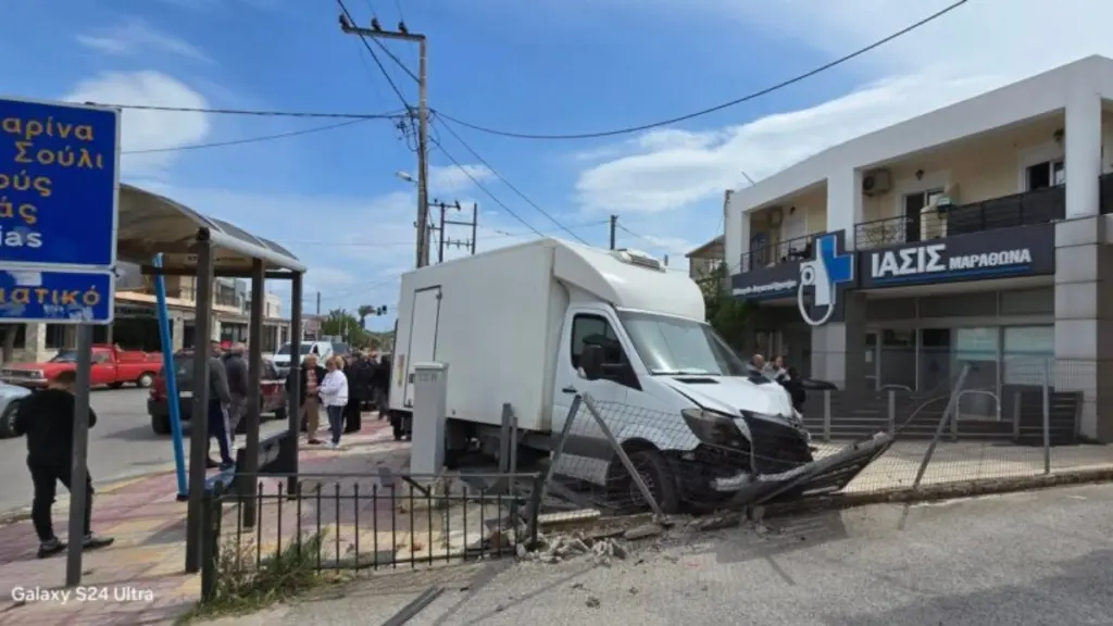 Σοβαρό τροχαίο στη Λ. Μαραθώνος – Φορτηγό παρέσυρε 16χρονο που μεταφέρθηκε στο «Αγία Σοφία» (Φωτογραφίες)