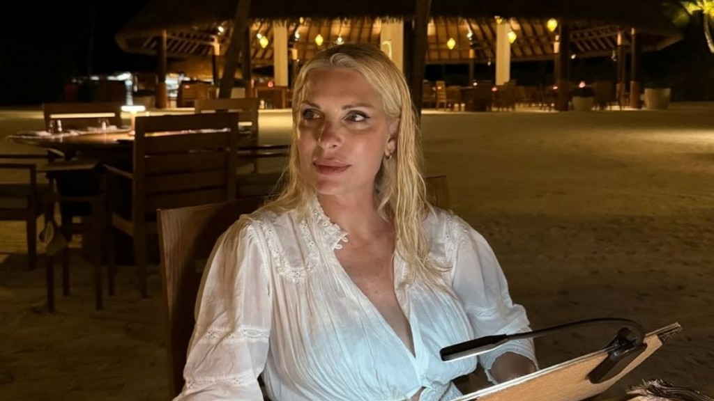 Ελένη Μενεγάκη: Νέες φωτογραφίες από τις διακοπές της – Δείτε την με μαγιό στην παραλία