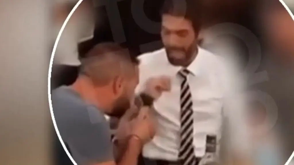 Άρης Μουγκοπέτρος: Βίντεο με τον φίλο του να του φιλάει τα χέρια σε πανηγύρι