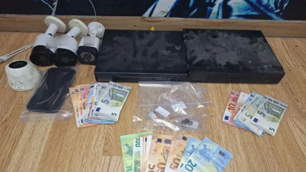 Χειροπέδες σε τρία άτομα για κατοχή και διακίνηση ναρκωτικών στην Αττική (φωτογραφία)