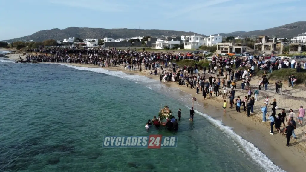 Νάξος: Με συγκίνηση και δέος η περιφορά του Επιταφίου μέσα στη θάλασσα (Βίντεο – Φωτογραφίες)