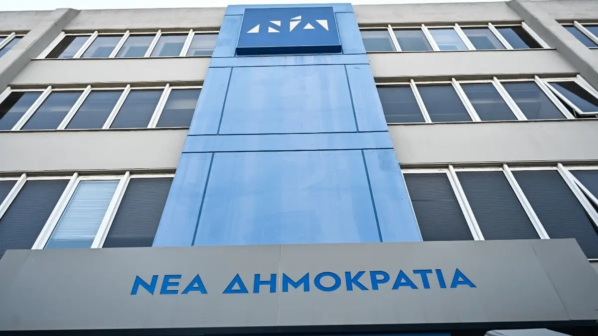 ΝΔ για επίθεση στην πολυκατοικία που διαμένει ο Στράτος Σιμόπουλος: «Οι θρασύδειλοι τραμπούκοι δεν μας πτοούν»